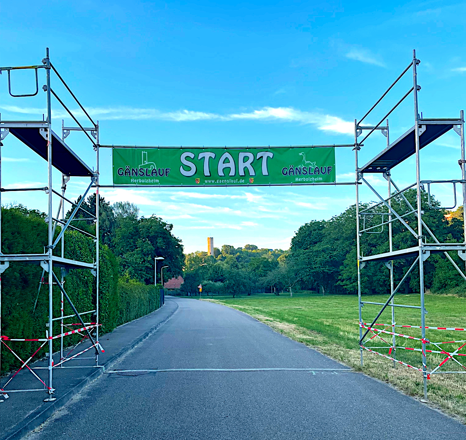 Start und Ziel des Gänslaufs mit Blick auf die Burgruine